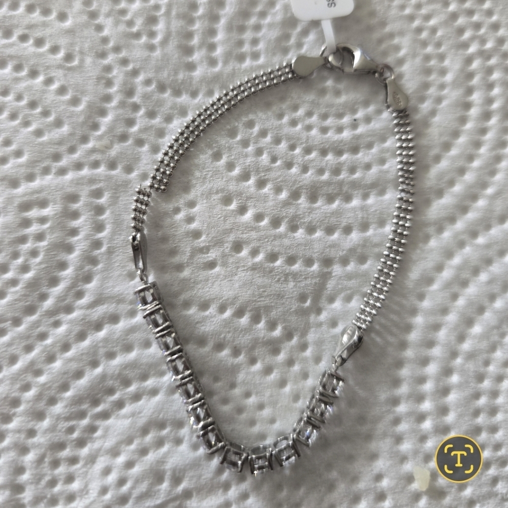 $100 Macy's Women Elegant Silver Hand Bracelet New Party
